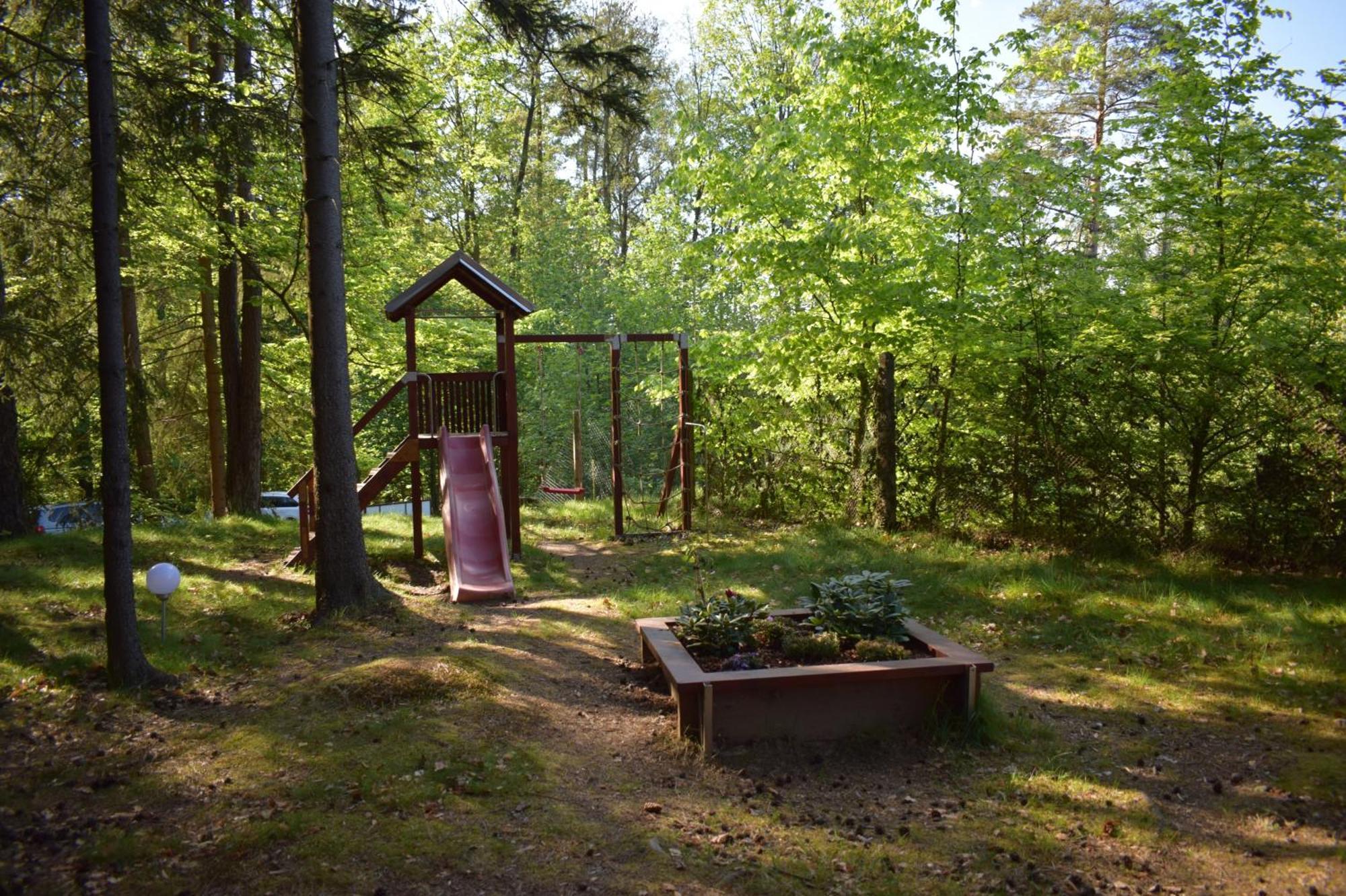 Готель Treehouse U Rybnika Osecna Екстер'єр фото